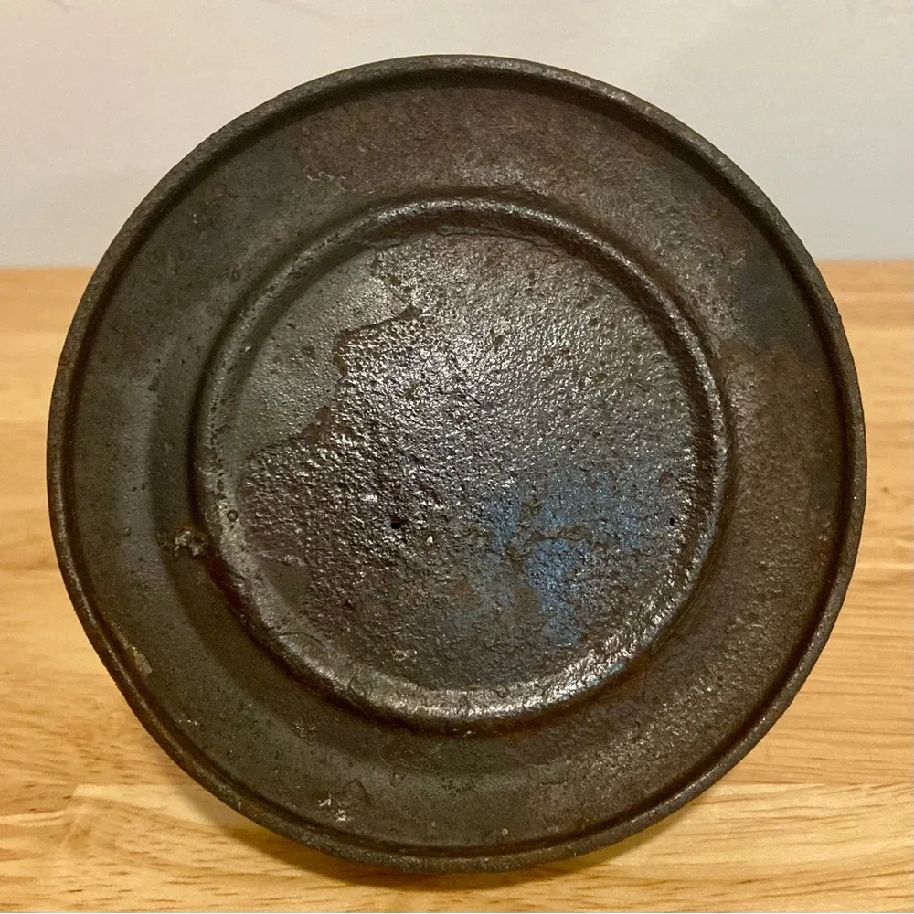 Vintage oil can